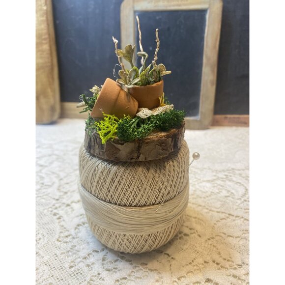 Handcrafted Crochet Garden Pin – Vintage-Inspired Cottagecore Decor - Picture 3 of 6